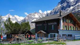 Maison de montagne en été